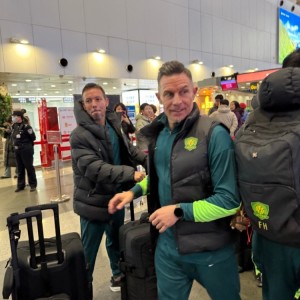 世界杯官方入口-球迷晒照：原成都蓉城教练汉斯、罗德里戈随北京国安出发冬训